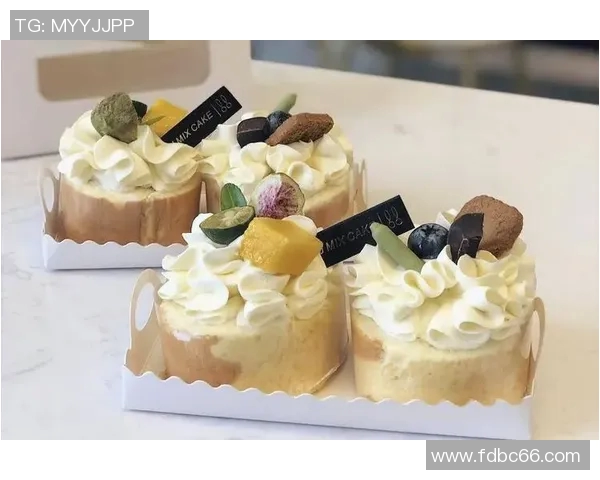 以足球球星为灵感设计的创意蛋糕插画展现运动与甜蜜结合