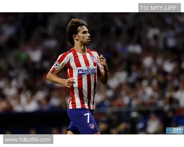 菲利克斯足球明星卡挂件收藏品展现经典球场瞬间与精彩技术